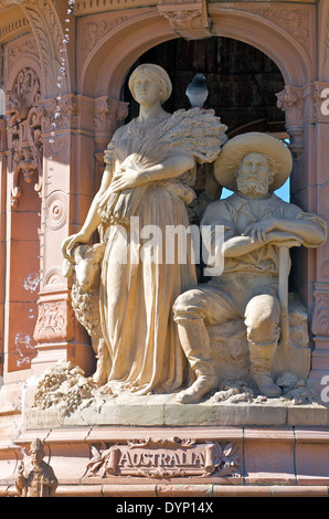 Dettagli dalla Doulton Fontana a Glasgow Green di un gruppo figurativo raffigurante l'Australia. Foto Stock