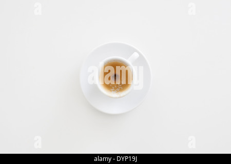 Uno bianco coppa piena di caffè espresso con crema marrone su porcellana  piattino con piccolo bricco per il latte sul vecchio vintage in legno di  bambù tabl Foto stock - Alamy