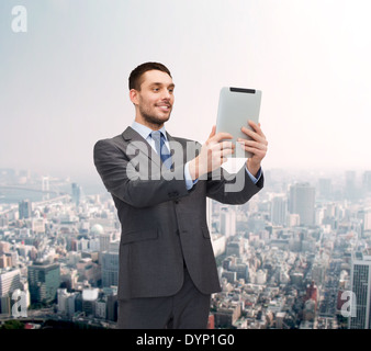 Buisnessman sorridente con tablet pc computer Foto Stock