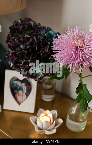 Fiore di loto tè titolare di luce sulla superficie con fiori di ortensie e rosa allium Foto Stock