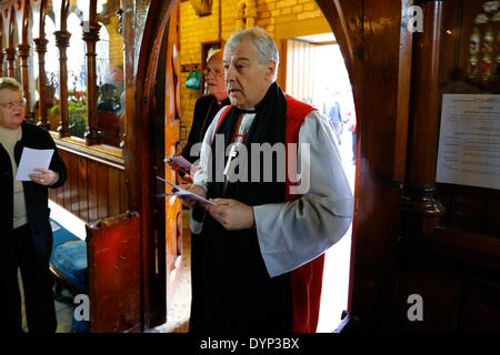 Dublino, Irlanda. Il 23 aprile 2014. La Chiesa di Irlanda arcivescovo di Dublino, la maggior parte Revd Dr Michael Jackson, processi nella chiesa. Presidente irlandese Michael D. Higgins ha partecipato alla commemorazione servizio presso la chiesa di San Giovanni Battista per il 1000 anniversario della battaglia di Clontarf. Credito: Michael Debets/Alamy Live News Foto Stock