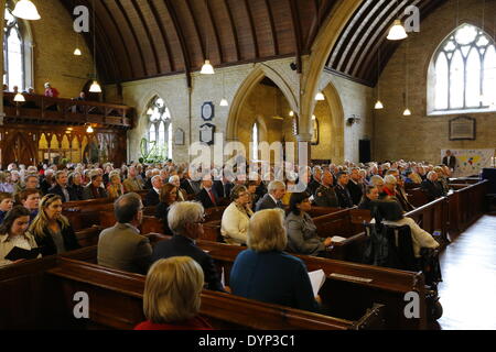 Dublino, Irlanda. Il 23 aprile 2014. I membri di tutte le parrocchie di Clontarf nonché i rappresentanti della comunità di affari così come i politici hanno partecipato al servizio commemorativo. Presidente irlandese Michael D. Higgins ha partecipato alla commemorazione servizio presso la chiesa di San Giovanni Battista per il 1000 anniversario della battaglia di Clontarf. Credito: Michael Debets/Alamy Live News Foto Stock