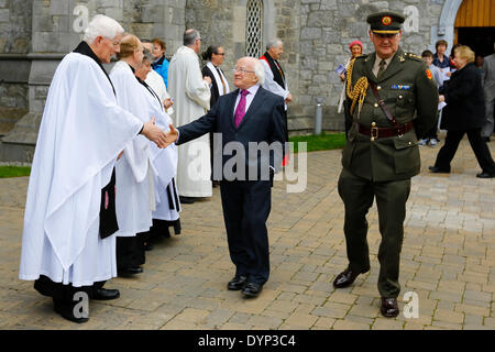 Dublino, Irlanda. Il 23 aprile 2014. Il Presidente irlandese Michael D. Higgins (sinistra) scuote le mani con la frequentazione del clero. Presidente irlandese Michael D. Higgins ha partecipato alla commemorazione servizio presso la chiesa di San Giovanni Battista per il 1000 anniversario della battaglia di Clontarf. Credito: Michael Debets/Alamy Live News Foto Stock