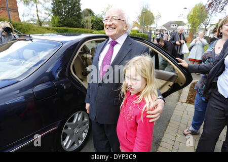 Dublino, Irlanda. Il 23 aprile 2014. Il Presidente irlandese Michael D. Higgins (sinistra) in posa per una foto con 6 anno di età Anna (destra) da Dublino. Presidente irlandese Michael D. Higgins ha partecipato alla commemorazione servizio presso la chiesa di San Giovanni Battista per il 1000 anniversario della battaglia di Clontarf. Credito: Michael Debets/Alamy Live News Foto Stock