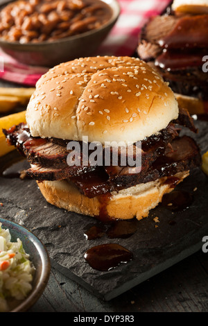 Barbecue affumicati Brisket Sandwich Con Coleslaw e cuocere i fagioli Foto Stock