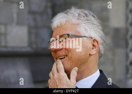 Dublino, Irlanda. Il 23 aprile 2014. Close-up verticale dell'ambasciatore danese in Irlanda, Niels Pultz, ridendo. Presidente irlandese Michael D. Higgins ha partecipato alla commemorazione servizio presso la chiesa di San Giovanni Battista per il 1000 anniversario della battaglia di Clontarf. Credito: Michael Debets/Alamy Live News Foto Stock