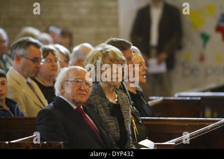 Dublino, Irlanda. Il 23 aprile 2014. Il Presidente irlandese Michael D. Higgins (sinistra) e sua moglie Sabina Coyne (destra) seguire il servizio. Presidente irlandese Michael D. Higgins ha partecipato alla commemorazione servizio presso la chiesa di San Giovanni Battista per il 1000 anniversario della battaglia di Clontarf. Credito: Michael Debets/Alamy Live News Foto Stock