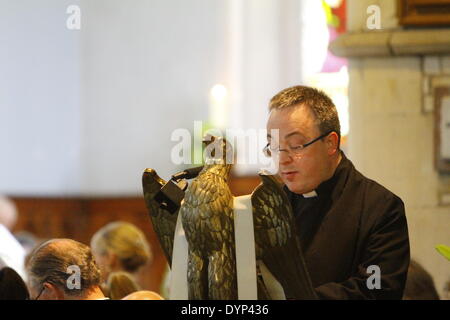 Dublino, Irlanda. Il 23 aprile 2014. Il Rev Andrew Dougherty, Metodista Sovrintendente del distretto di Dublino, legge una preghiera. Presidente irlandese Michael D. Higgins ha partecipato alla commemorazione servizio presso la chiesa di San Giovanni Battista per il 1000 anniversario della battaglia di Clontarf. Credito: Michael Debets/Alamy Live News Foto Stock