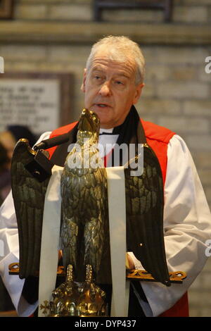 Dublino, Irlanda. Il 23 aprile 2014. La Chiesa di Irlanda arcivescovo di Dublino, la maggior parte Revd Dr Michael Jackson, legge dalle scritture. Presidente irlandese Michael D. Higgins ha partecipato alla commemorazione servizio presso la chiesa di San Giovanni Battista per il 1000 anniversario della battaglia di Clontarf. Credito: Michael Debets/Alamy Live News Foto Stock