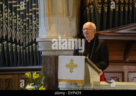 Dublino, Irlanda. Il 23 aprile 2014. La Chiesa Cattolica Romana del Vescovo Ausiliare di Dublino, la maggior parte Revd Eamonn Walsh, dà il suo sermone. Presidente irlandese Michael D. Higgins ha partecipato alla commemorazione servizio presso la chiesa di San Giovanni Battista per il 1000 anniversario della battaglia di Clontarf. Credito: Michael Debets/Alamy Live News Foto Stock