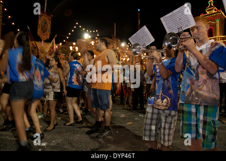 Baldoria e brass band musicali durante la Città Cattolica festa di Xaghra in Malta. Foto Stock