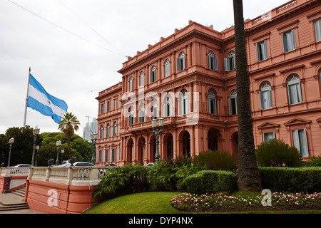 Ala nord e bandiera argentina in casa rosada la casa rosa ufficio del presidente della Nazione Argentina Buenos Aires Foto Stock