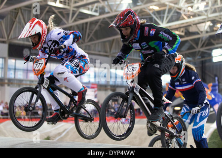 Elite donne qualifica eseguire 1 Riscaldare 2 UCI BMX Supercross World Cup nazionale di Manchester centro ciclistico in Inghilterra, Regno Unito Foto Stock