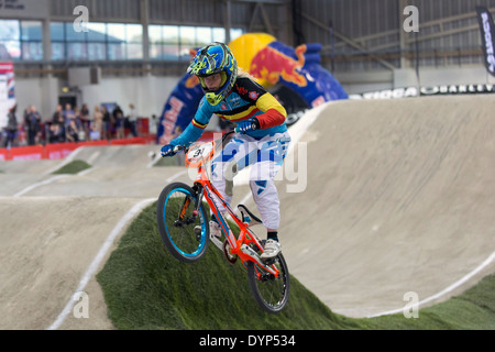 Elite donne qualifica eseguire 1 calore 3 UCI BMX Supercross World Cup nazionale di Manchester centro ciclistico in Inghilterra, Regno Unito Foto Stock