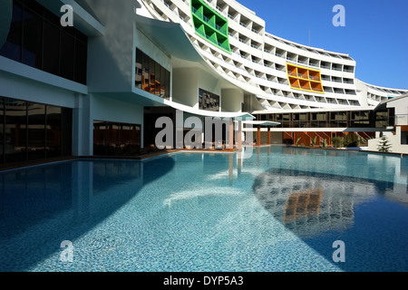 Il blu piscina e moderno edificio in hotel di alta classe della Turchia. Foto Stock