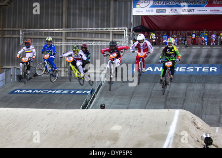 Elite donne qualifica eseguire 2 scaldare 1 UCI BMX Supercross World Cup nazionale di Manchester centro ciclistico in Inghilterra, Regno Unito Foto Stock