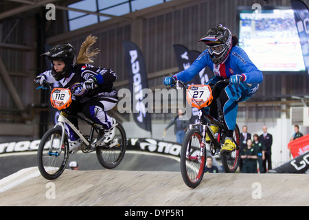 Elite donne qualifica eseguire 2 scaldare 3 UCI BMX Supercross World Cup nazionale di Manchester centro ciclistico in Inghilterra, Regno Unito Foto Stock