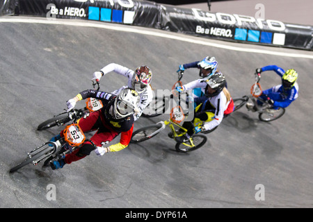 Elite donne qualifica eseguire 3 scaldare 1 UCI BMX Supercross World Cup nazionale di Manchester centro ciclistico in Inghilterra, Regno Unito Foto Stock