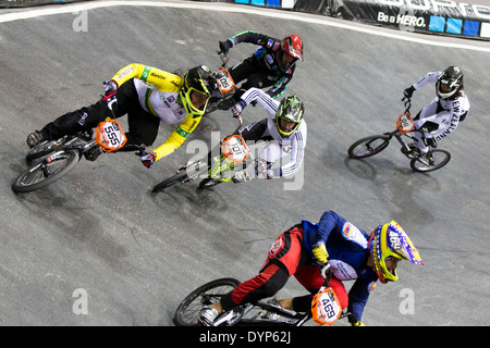 Elite donne qualifica eseguire 3 scaldare 2 UCI BMX Supercross World Cup nazionale di Manchester centro ciclistico in Inghilterra, Regno Unito Foto Stock