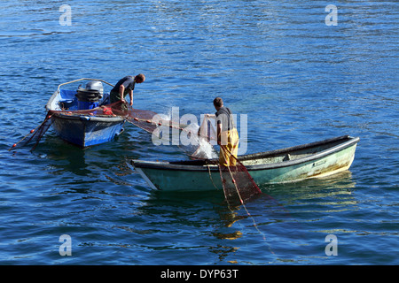 La pesca di orate, reti di sollevamento in Pointe Courte, Sete, Languedoc Roussillon, Francia Foto Stock