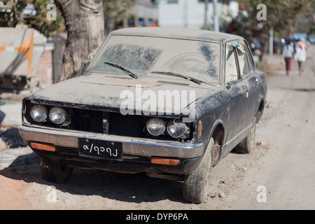 Auto coperti di polvere sulla strada di Pyin U Lwin, Mandalay Regione, Myanmar Foto Stock