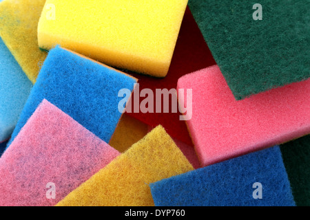 Un sacco di spugne in diversi colori sullo sfondo Foto Stock
