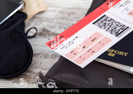 Biglietto aereo, un passaporto in corso di validità e di elettronica, prepararsi al viaggio Foto Stock