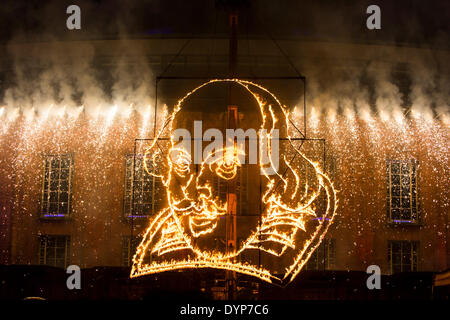 Stratford upon Avon, Regno Unito. Il 23 aprile 2014. Uno spettacolo pirotecnico presso il Royal Shakespeare Theatre in Stratford-Upon-Avon inizia le celebrazioni per William Shakespeare's 450 compleanno anniversario. Il display è culminata in una fiammante ritratto davanti al teatro. Credito: Andrew Fox/Alamy Live News Foto Stock