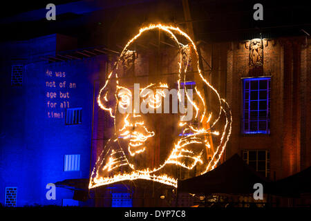 Stratford upon Avon, Regno Unito. Il 23 aprile 2014. Uno spettacolo pirotecnico presso il Royal Shakespeare Theatre in Stratford-Upon-Avon inizia le celebrazioni per William Shakespeare's 450 compleanno anniversario. Il display è culminata in una fiammante ritratto davanti al teatro. Credito: Andrew Fox/Alamy Live News Foto Stock