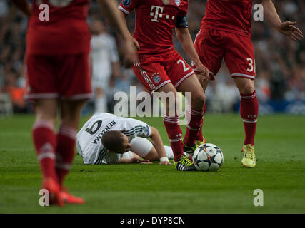 Madrid, Spagna. 23 apr 2014. Del Real Madrid Karim Benzema (fondo) cade al suolo durante la UEFA Champion League semi-finale prima gamba partita di calcio contro il Bayern Monaco di Baviera a Madrid, Spagna, 23 aprile 2014. Il Real Madrid vince la partita 1-0. © Xie Haining/Xinhua/Alamy Live News Foto Stock