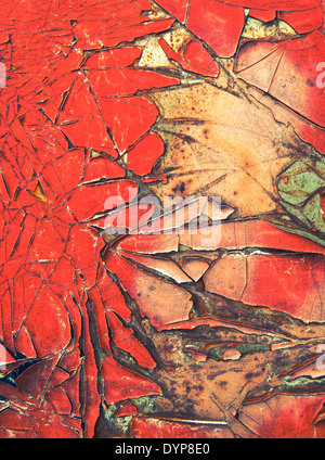 Peeling, incrinato vernice su un vecchio rosso ruggine veicolo close-up. Foto Stock