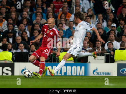 Madrid, Spagna. 23 apr 2014. Del Bayern Monaco Arjen Robben (L) comanda la sfera durante la UEFA Champion League semi-finale prima gamba partita di calcio contro il Real Madrid a Madrid, Spagna, 23 aprile 2014. Il Real Madrid vince la partita 1-0. © Xie Haining/Xinhua/Alamy Live News Foto Stock