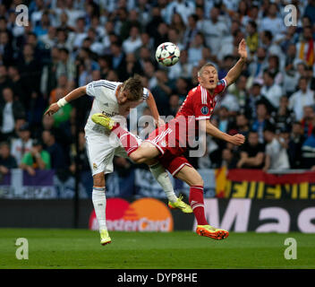 Madrid, Spagna. 23 apr 2014. Il Real Madrid di Fabio Coentrao (L) con vies del Bayern Monaco Bastian SCHWEINSTEIGER durante il loro UEFA Champion League semi-finale prima gamba partita di calcio a Madrid, Spagna, 23 aprile 2014. Il Real Madrid vince la partita 1-0. © Xie Haining/Xinhua/Alamy Live News Foto Stock