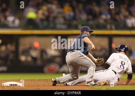 Milwaukee, Wisconsin, Stati Uniti d'America. 23 apr 2014. Aprile 23, 2014: Milwaukee Brewers baserunner Ryan Braun #8 è rubare durante il Major League Baseball gioco tra il Milwaukee Brewers e San Diego Padres a Miller Park di Milwaukee, WI. John Fisher/CSM/Alamy Live News Foto Stock