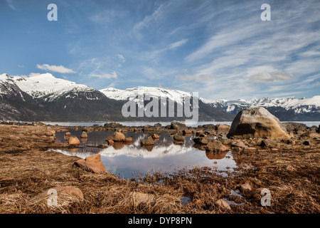 Piscine su una spiaggia a foto Punto vicino Haines Alaska su una bella giornata di primavera. Foto Stock