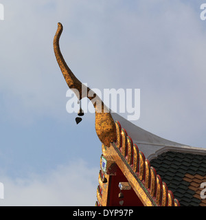 Gable apex sul tetto del tempio con cielo blu sullo sfondo Foto Stock