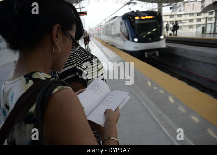 Panama City, Panama. 23 apr 2014. Una donna che legge un libro in corrispondenza di una stazione di metropolitana della città di Panama, capitale di Panama, il 23 aprile 2014. La camera panamense di libri libri ha dato ai residenti presso le stazioni della metropolitana come parte della Giornata Mondiale del Libro la celebrazione, che è osservato su mercoledì. © Mauricio Valenzuela/Xinhua/Alamy Live News Foto Stock