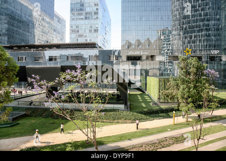 Riflessioni ondulate comprese a dente di sega tetto del Museo Jumex in alto le torri di vetro di uso misto ufficio residenziale retail plaza Foto Stock