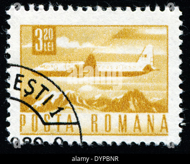 ROMANIA - circa 1967: un timbro stampato in Romania mostra un Ilyushin Il-18 aereo di linea, circa 1967. Foto Stock