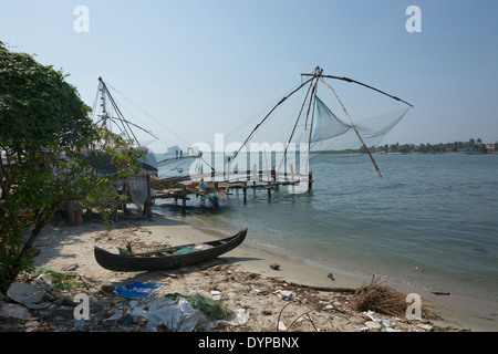 Cinese di reti da pesca sulla costa di Fort Kochi, Kerala, India Foto Stock