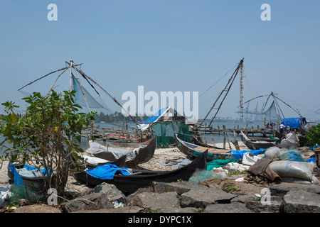 Cinese di reti da pesca sulla costa di Fort Kochi, Kerala, India Foto Stock