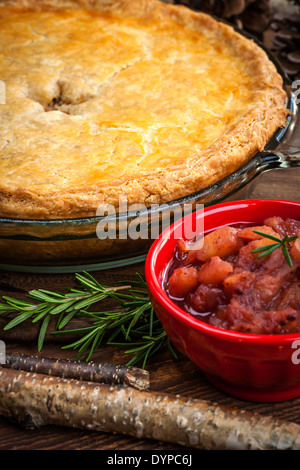 Tradizionali a base di carne di maiale Tourtiere pie con Apple e cranberry chutney di Quebec, Canada. Foto Stock