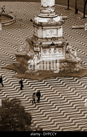 Tradizionale portoghese in ciottoli di ondulato pavimentazione modello Piazza Rossio (Praca Dom Pedro1V) Lisbona Portogallo Europa occidentale. Foto Stock