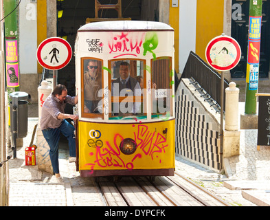 L'imbarco dei passeggeri l'Elevador da Bica funicolare per la sua salita ripida attraverso il distretto di Bica Lisbona Portogallo Europa occidentale Foto Stock