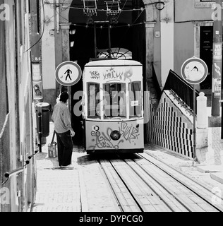 Elevador da Bica funicolare inizio la sua salita ripida attraverso il tradizionale quartiere di Bica Lisbona Portogallo Europa occidentale. Foto Stock