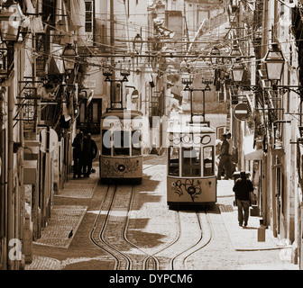 Elevador da Bica tram funicolari passando nel vivace quartiere tradizionale comunità di Bica Lisbona Portogallo Europa occidentale Foto Stock