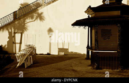 Vintage cafe e mobili da esterno in Miradouro di Sao Pedro de Alcantara giardini all'alba Lisbona Portogallo Europa occidentale. Foto Stock