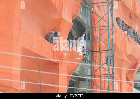 Varanasi, Uttar Pradesh, India. 24 Aprile, 2014. Modi appassionati utilizzano ogni vantage point come essi attendere NARENDRA modi per visitare l'Uttar Pradesh città file di sua nomina di carte per il Lok Sabha elezioni. Credito: Lee Thomas/Alamy Live News Foto Stock