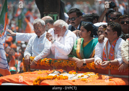 Varanasi, Uttar Pradesh, India. 24 Aprile, 2014. Narendra modi si sente il calore del sole indiano come fa il suo modo attraverso le strade di Varanasi a file sua nomina di carte per il Lok Sabha elezioni. Credito: Lee Thomas/Alamy Live News Foto Stock