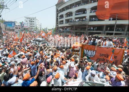 Varanasi, Uttar Pradesh, India. 24 Aprile, 2014. Diverse migliaia di sostenitori BJP rivestite le strade di Varanasi per salutare NARENDRA MODI come egli ha visitato l'Uttar Pradesh città file di sua nomina di carte per il Lok Sabha elezioni. Credito: Lee Thomas/Alamy Live News Foto Stock